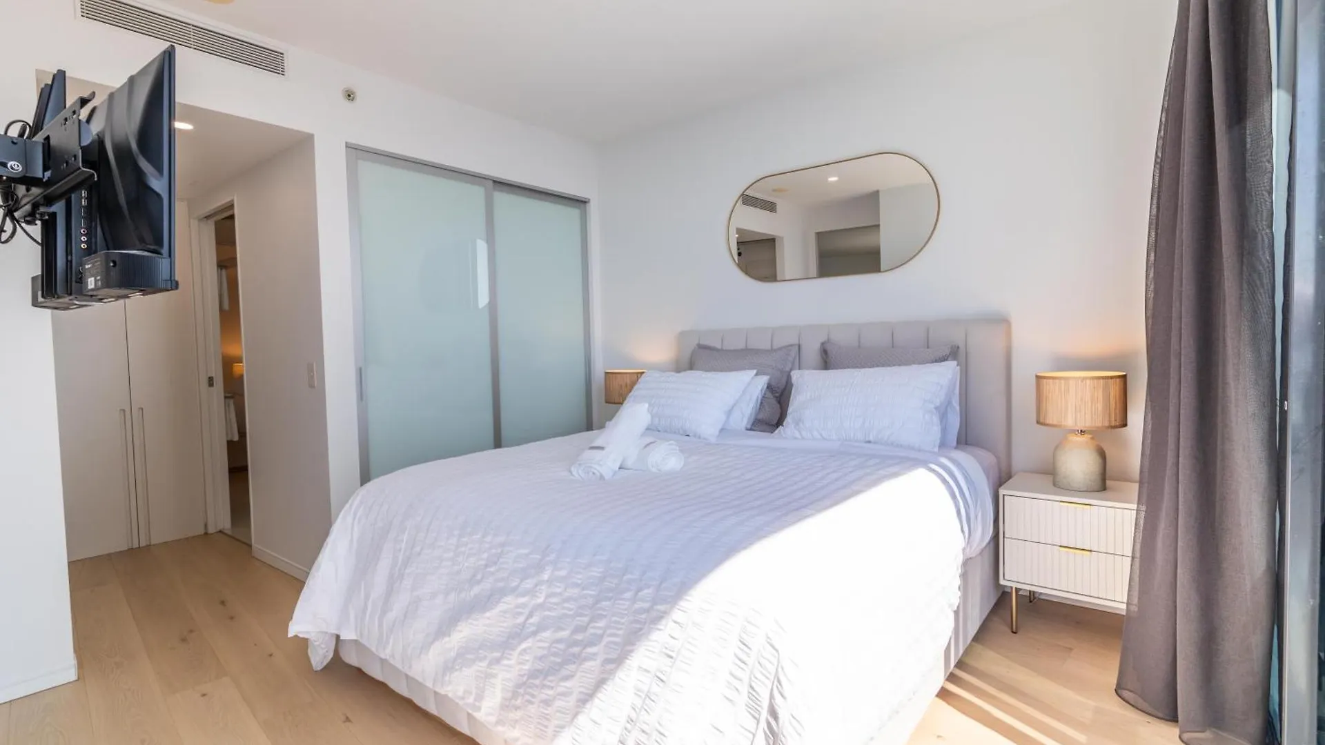 Broadbeach Luxury Ocean View Apartment - Oracle Tower 1 - 1Bed 1Study 1Bath 1Car