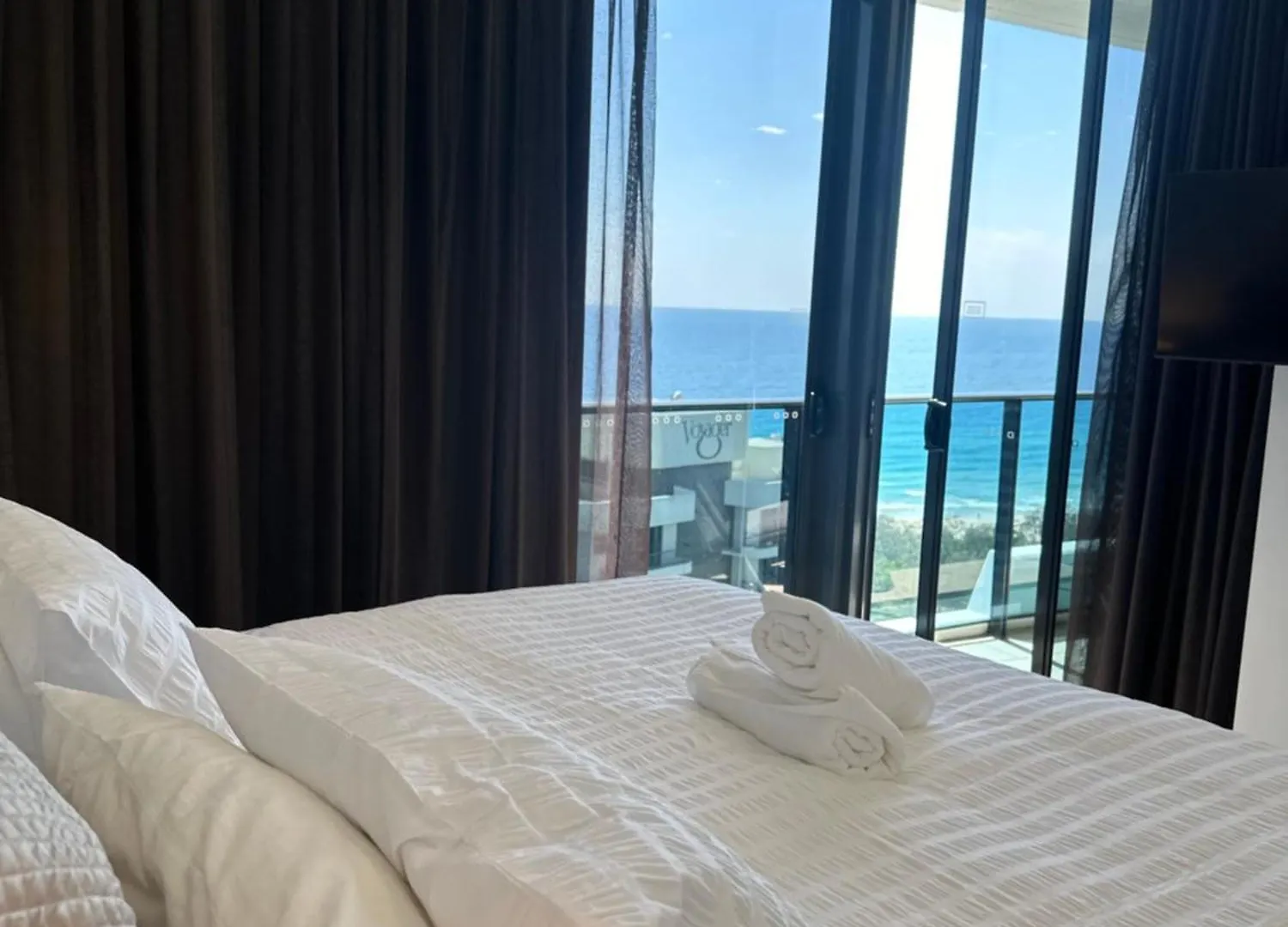 Broadbeach Luxury Ocean View Apartment - Oracle Tower 1 - 1Bed 1Study 1Bath 1Car
